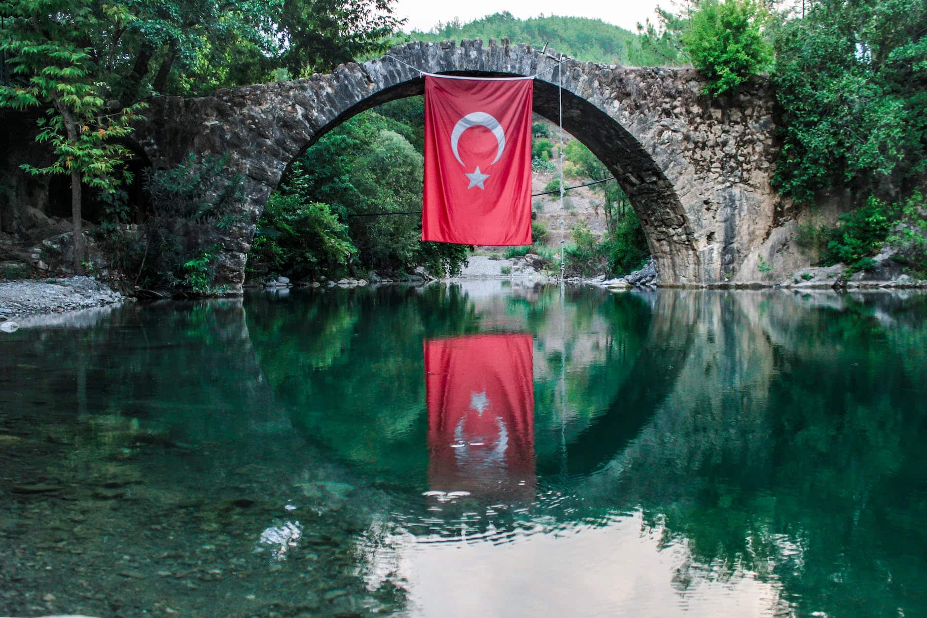 Tremblement de terre en Turquie: 9 victimes libanaises et 6 personnes encore disparues turkey flag hanging on bridge