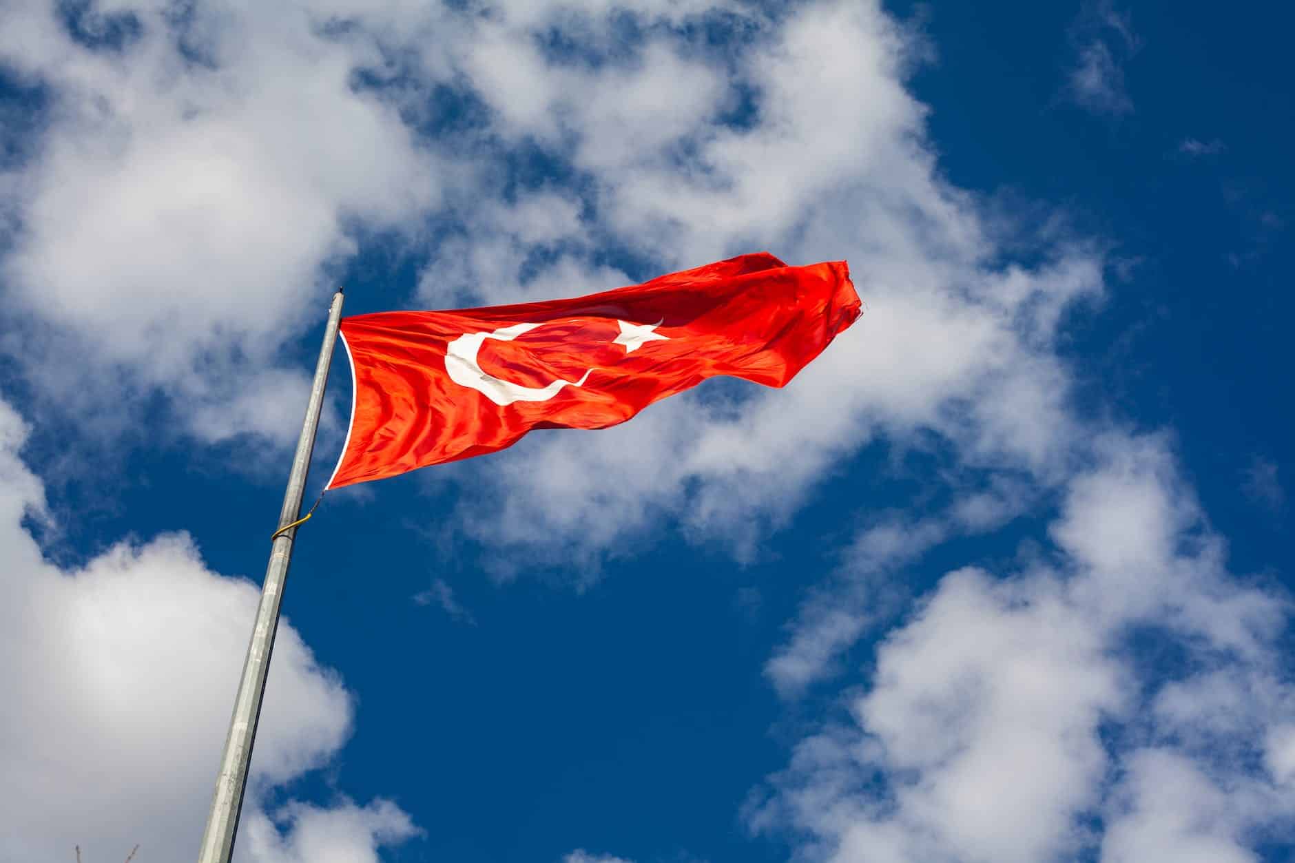 Plusieurs libanais toujours disparus en Syrie et en Turquie suite au tremblement de terre low angle photo of flag of turkey