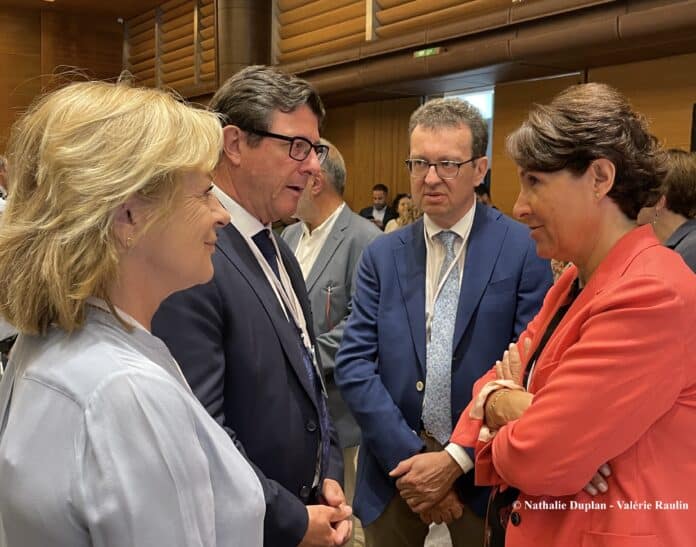 Échanges entre l’ambassadrice de France, Son Excellence Madame Anne Grillo, à droite, et M. Jean-Pierre Colin, vice-président de la Région Sud-Provence-Alpes-Côte d’Azur, en présence de Mme Agnès Rampal, présidente de l’AViTeM (Agence des Villes et Territoires Méditerranéens Durables) et adjointe au maire de Nice. © Nathalie Duplan - Valérie Raulin Échanges entre l’ambassadrice de France, Son Excellence Madame Anne Grillo, à droite, et M. Jean-Pierre Colin, vice-président de la Région Sud-Provence-Alpes-Côte d’Azur, en présence de Mme Agnès Rampal, présidente de l’AViTeM (Agence des Villes et Territoires Méditerranéens Durables) et adjointe au maire de Nice. © Nathalie Duplan - Valérie Raulin