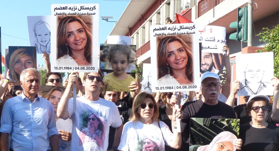 À gauche, le Dr Fouad Abou Nader venu soutenir la famille de Christelle Adem. À droite, désireux de briser les barrières communautaires, Fady Noun brandit le portrait d’une femme musulmane qu’il ne connaît pas mais dont aucun proche ne pouvait être présent. © Nathalie Duplan - Valérie Raulin