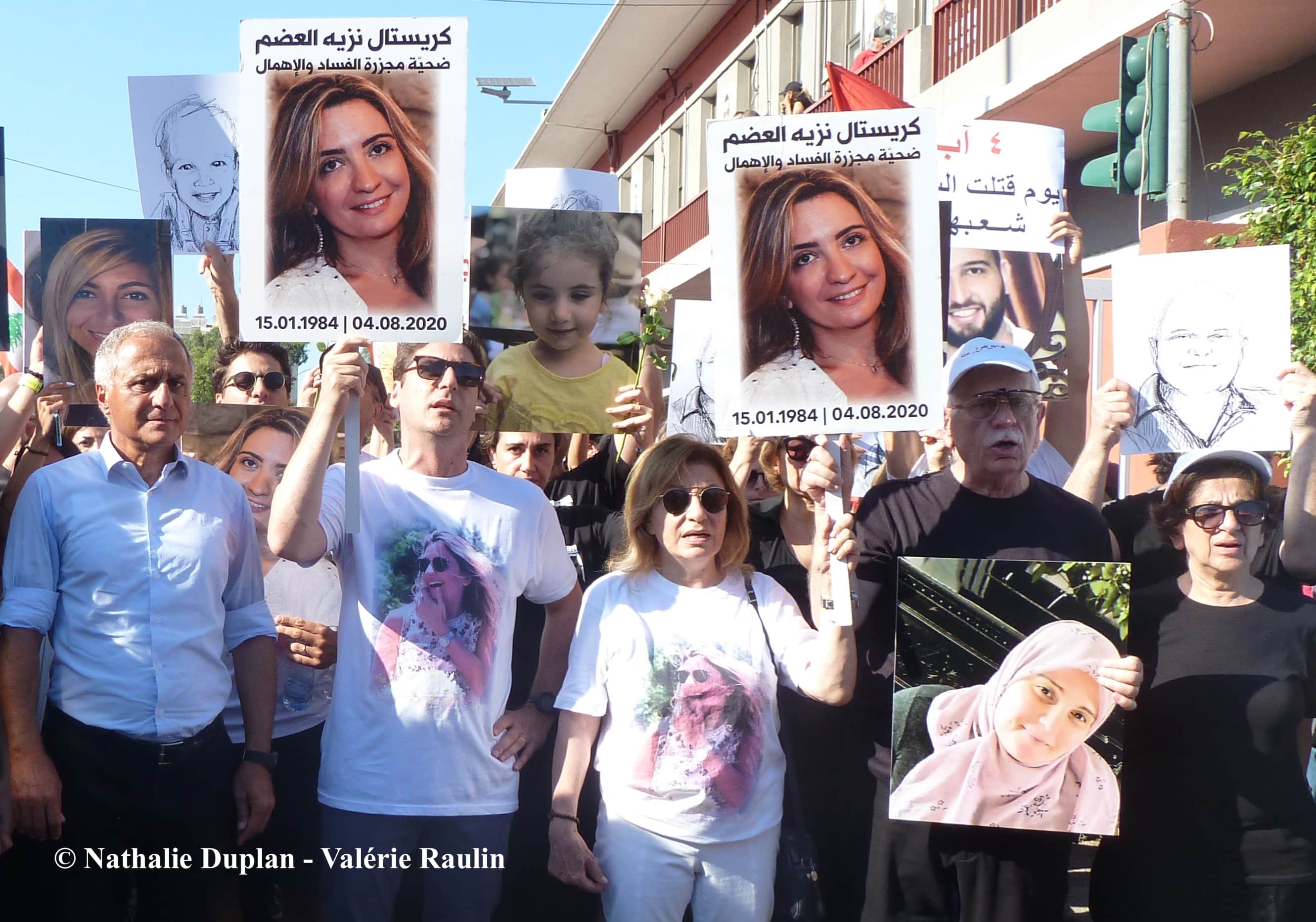 À gauche, le Dr Fouad Abou Nader venu soutenir la famille de Christelle Adem. À droite, désireux de briser les barrières communautaires, Fady Noun brandit le portrait d’une femme musulmane qu’il ne connaît pas mais dont aucun proche ne pouvait être présent. © Nathalie Duplan - Valérie Raulin