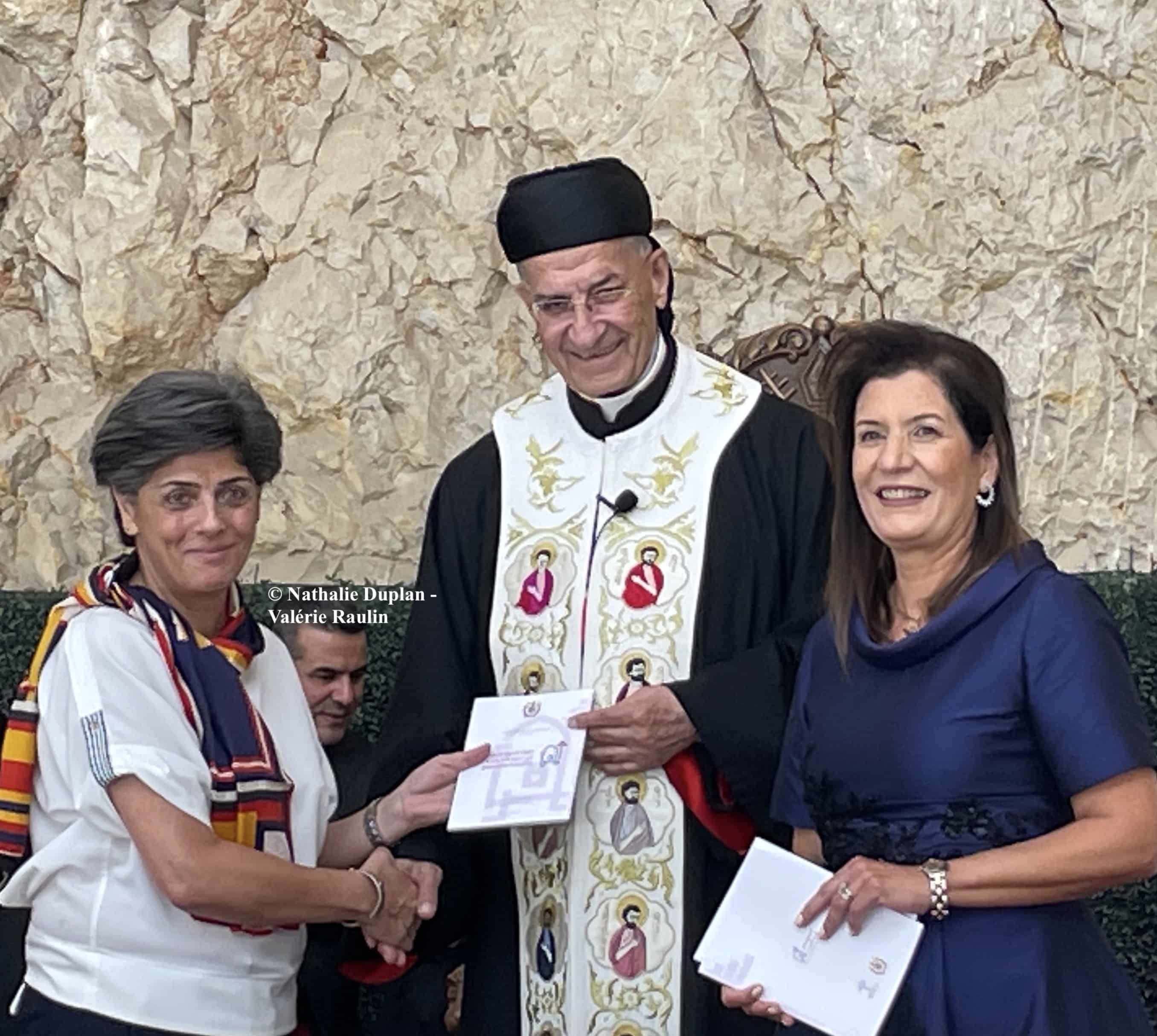 Sa Béatitude, Mgr Bechara Raï, entouré des professeurs Mirna Abboud Mzawak (à droite) et Souraya Bechealany (à gauche). © Nathalie Duplan - Valérie Raulin
