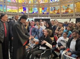 Les chaises rouges de Bkerké pour les pauvres et les handicapés Le patriarche maronite, Sa Béatitude Bechara Raï, saluant un groupe de personnes atteintes de handicap. © Nathalie Duplan - Valérie Raulin