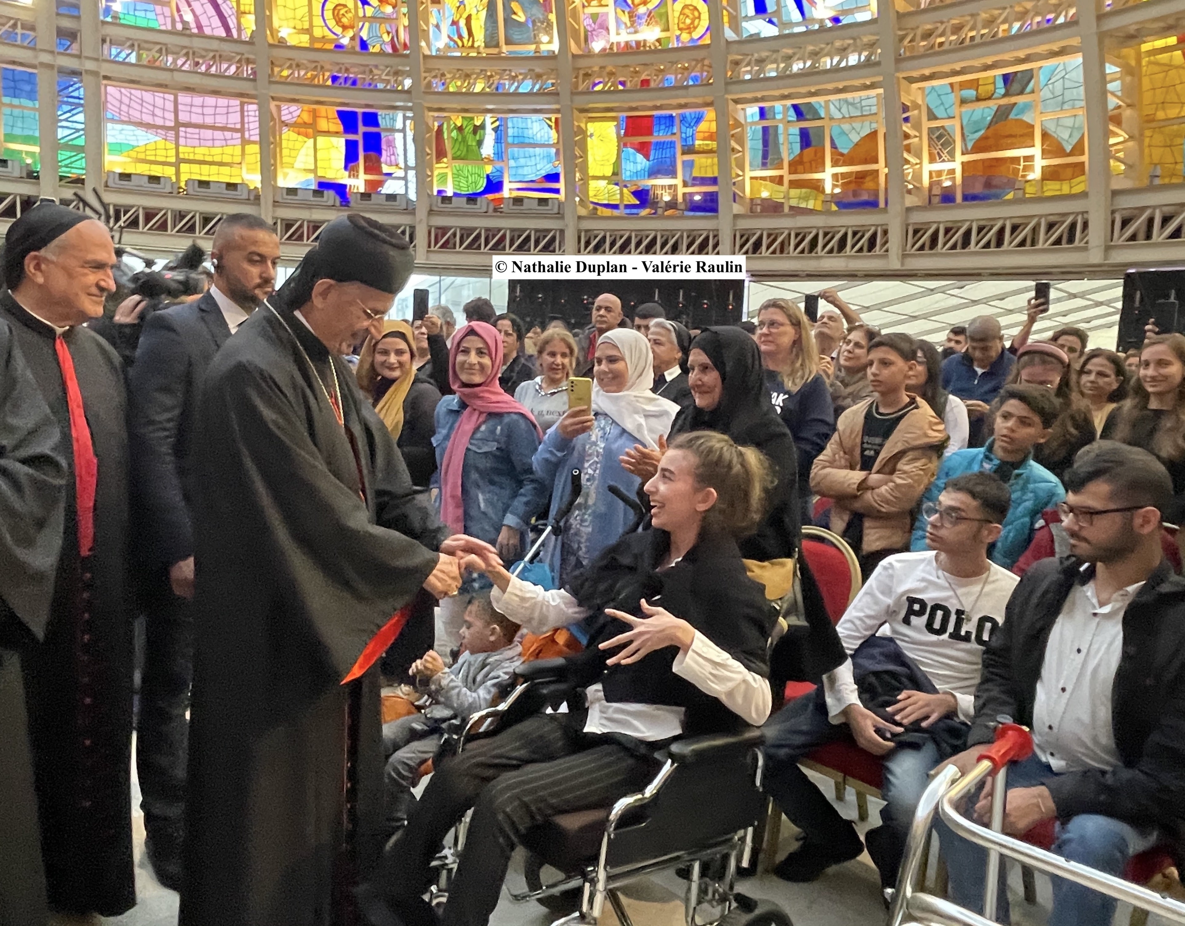 Le patriarche maronite, Sa Béatitude Bechara Raï, saluant un groupe de personnes atteintes de handicap. © Nathalie Duplan - Valérie Raulin