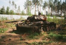 L’impact de la guerre en Ukraine sur la coopération militaire franco-allemande abandoned battle tank