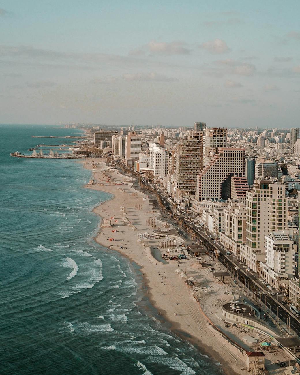 Israël envisage une réponse politique aux représailles iraniennes et propose la création d’un « OTAN arabe » aerial photo of road near buildings and beach