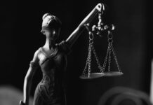 Enquêtes sur la crise bancaire et la corruption au Liban : une justice en panne a grayscale of a lady justice figurine