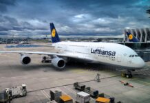 white and blue lufthansa airplane
