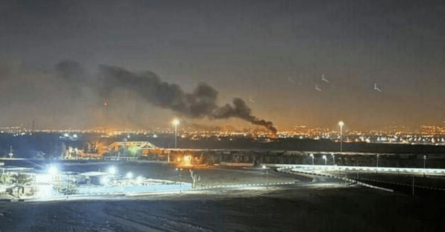 Israël lance des frappes aériennes sur des cibles militaires en Iran, renforçant le risque de guerre régionale