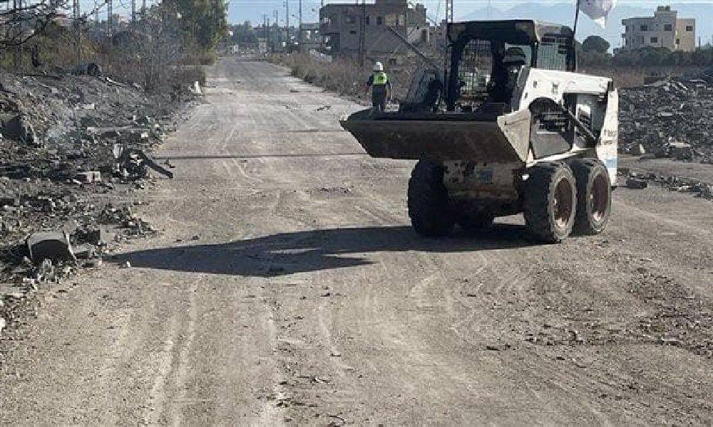 Le raid effectué par des avions israéliens à l'aube a conduit à la fermeture de la route entre Ansar et Al-Duwair au niveau de l'intersection de Ksara à Safour. Les équipes d'ambulances, accompagnées d'un bulldozer de type "Bobcat", ont travaillé à la rouvrir et à rétablir la circulation.