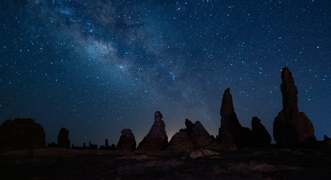 the night sky is filled with stars and stars