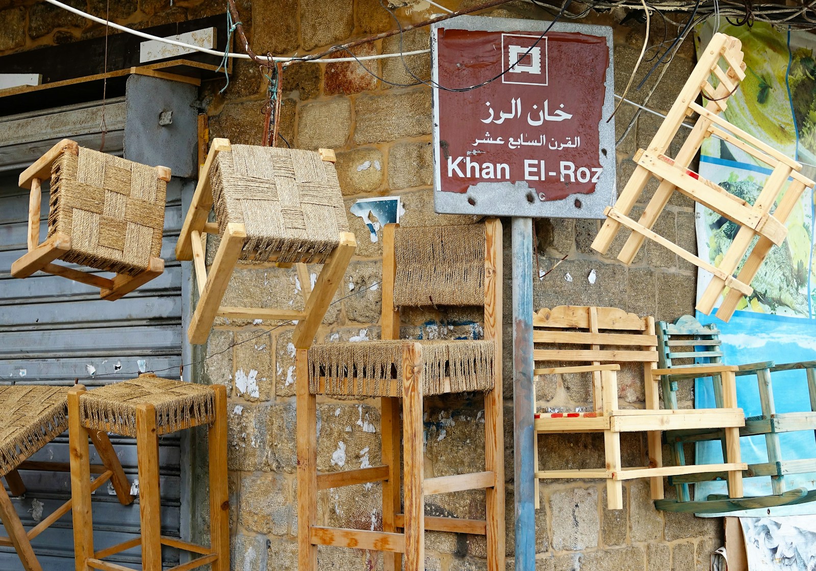 Revue de presse du 7 décembre: a bunch of wooden chairs hanging on a wall