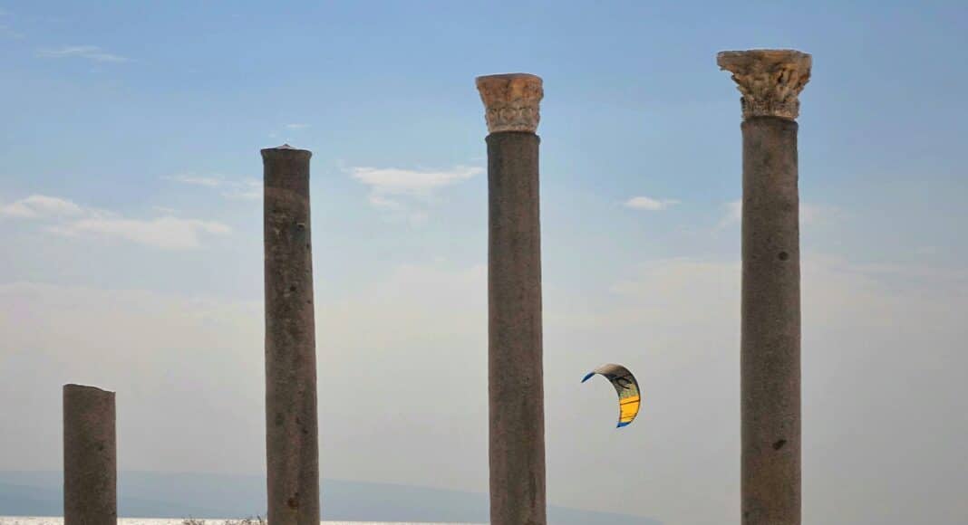 a kite is being flown between two stone pillars