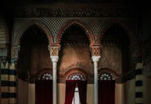 Revue de Presse du 2/04/25: intensification des tensions au Proche-Orient et menaces régionales red and brown concrete hallway