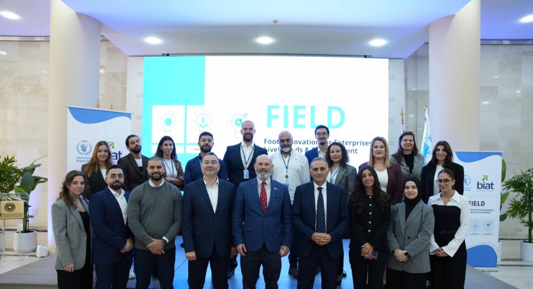 Photo: Matthew Hollingworth et Nasri Mouawad avec les équipes du PAM et de la BIAT