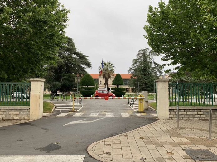 Une_entrée_du_CHU_Montpellier_Saint-Eloi_(juin_2019)_-_1